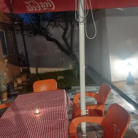 Πανσιόν Hyseni *
